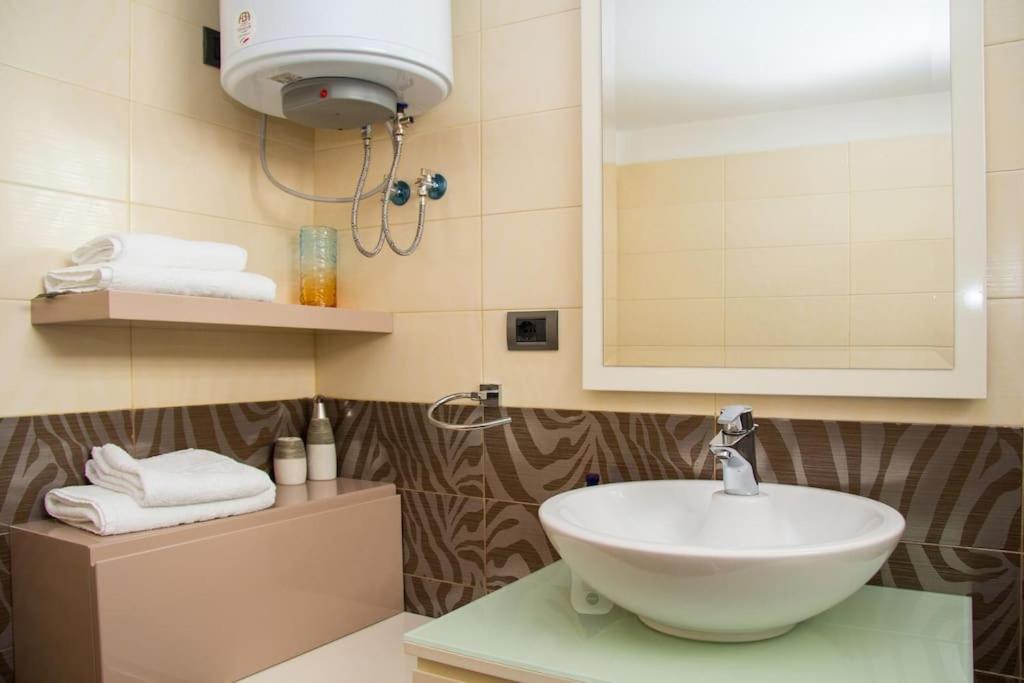 Exclusive Apartment Tirana Esterno foto
